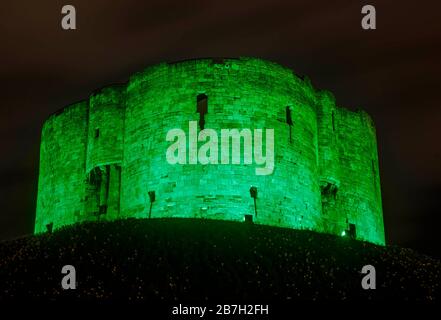 MIT EINEM EMBARGO VON 0001 DIENSTAG, 17. MÄRZ, NUR REDAKTIONELLE VERWENDUNG Clifford Tower in York tritt der Kampagne Tourism IrelandÕs Global Greenings bei, um den St. Patrick's Day zu markieren, der am Dienstag, den 17. März stattfindet. Stockfoto