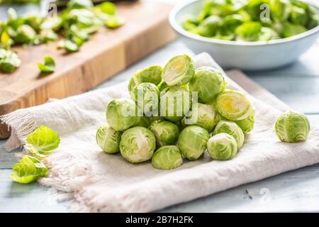 Frische rohe Brusseln sprießen an Serviette - Nahaufnahme Stockfoto