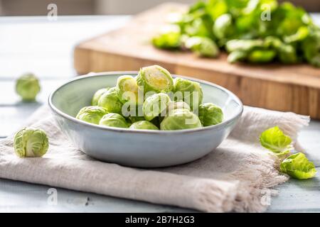 Frische Brusseln sprießen in Schüssel auf Küchentisch Stockfoto