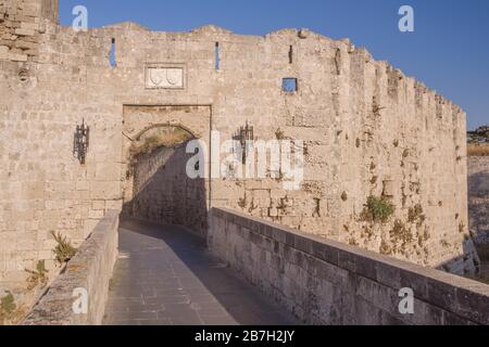 Stadtbild der mittelalterlichen Stadt im Inneren der Befestigungen von Rhodos, Griechenland Stockfoto