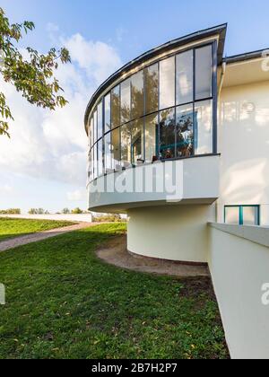 Glasierte Rotunde, Kornhaus, Restaurant an der Elbe, Bauhaus, Dessau-Rosslau, Sachsen-Anhalt, Deutschland Stockfoto