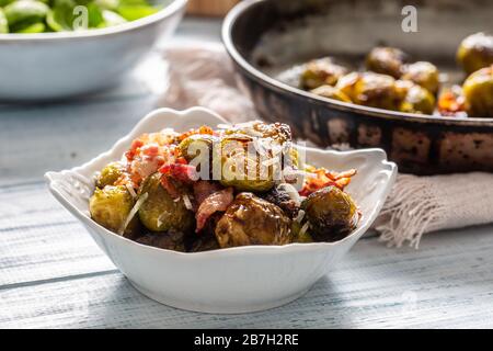 Gebratene brüsseler Spross mit geröstetem Speck und Parmesankäse Stockfoto