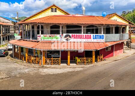 Portobelo, Panama - 28. Februar 2020: Blick auf das Geschäftsgebäude an der Hauptkreuzung in Portobelo, Panama. Stockfoto