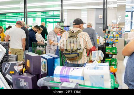 Supermarkt-Warteschlange an der Kasse in Mercadona am Tag vor der Ausrufung des Staates für den Alarm in Spanien, auf der Kanarischen Insel, auf der Insel Tenera Stockfoto