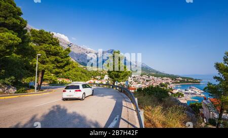 Baska Voda, Kroatien, 24. August 2019: Auto auf der Straße zur Riviera Makarska, Menschen auf Reisen nach Baska Voda. Kroatien. Stockfoto