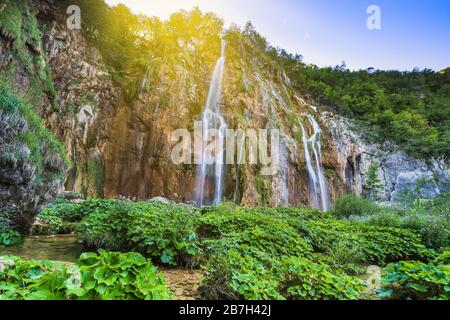 Velky Slap, der größte Wasserfall im Plitvicer Lakes National Park, der zum UNESCO-Weltkulturerbe gehört. Stockfoto
