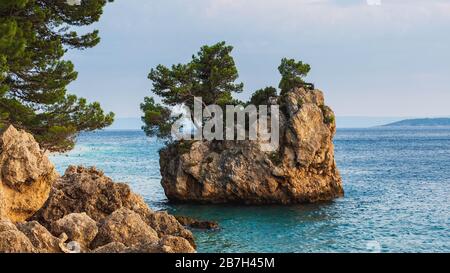 Brela Stone (kamen Brela), Symbol von Brela, einer beliebten Naturattraktion, Makarska riviera von Dalmatien, Kroatien. Stockfoto