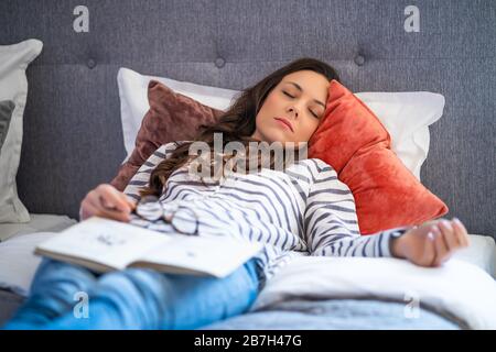 Müde Frau erholt sich und schläft in ihrem Haus. Stockfoto