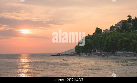 Schöne Küste Kroatiens bei Sonnenuntergang. Stockfoto