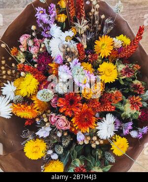 Leuchtend getrocknete Blumenarrangement in Rot und Gelb Stockfoto