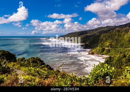 Surfen Sie an den Stränden in der Nähe von Punakaiki, Westküste, Neuseeland Stockfoto