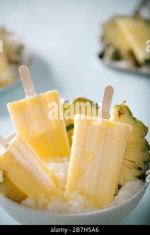 Einige hausgemachte Ananas Eis am Stiel (selektive Fokus) auf einem urigen Hintergrund Stockfoto
