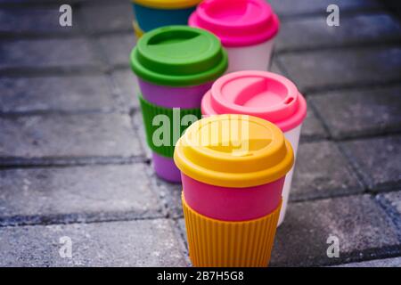 Wiederverwendbare Tassen mit verschiedenen Bambusreisen, Kaffee- oder Teetassen und Silikonkappe. Stockfoto