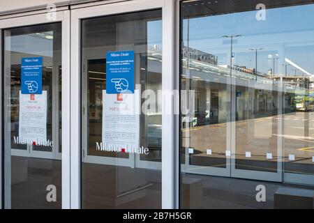 Der Flughafen Mailand, Linate, ist bis zu einem Datum endgültig geschlossen, der nur für die redaktionelle Nutzung von Coronavirus im Notfall bestimmt ist Stockfoto