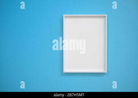 Leerer weißer Rahmen auf blauer Betonwand für Innendekoration. Minimales Konzept. Stockfoto