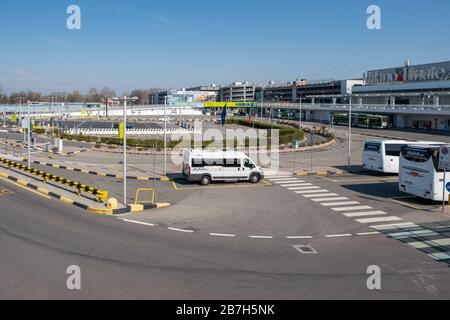 Der Flughafen Mailand, Linate, ist bis zu einem Datum endgültig geschlossen, der nur für die redaktionelle Nutzung von Coronavirus im Notfall bestimmt ist Stockfoto