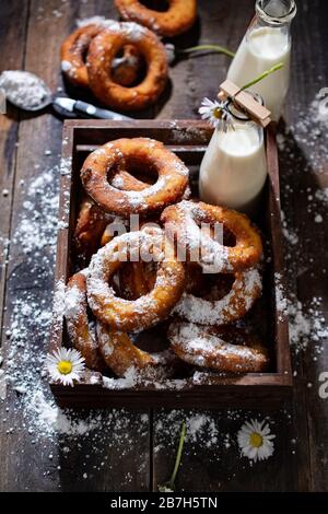 Süße Donuts mit Milch.hausgemachtes Dessert.Kuchen mit einem Loch.fettarmes Essen und Getränk. Vintage-Stil Stockfoto