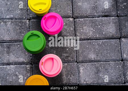 Wiederverwendbare Tassen mit verschiedenen Bambusreisen, Kaffee- oder Teetassen und Silikonkappe. Stockfoto