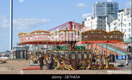 Brighton UK 16. März 2020 - das Brighton Seafront Carousel ist für die Sommersaison an einem strahlend klaren Tag vorbereitet, da für die nächsten Tage in Großbritannien trockenes Wetter prognostiziert wird: Credit Simon Dack / Alamy Live News Stockfoto