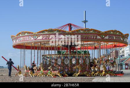 Brighton UK 16. März 2020 - das Brighton Seafront Carousel ist für die Sommersaison an einem strahlend klaren Tag vorbereitet, da für die nächsten Tage in Großbritannien trockenes Wetter prognostiziert wird: Credit Simon Dack / Alamy Live News Stockfoto