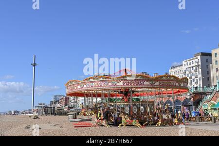 Brighton UK 16. März 2020 - das Brighton Seafront Carousel ist für die Sommersaison an einem strahlend klaren Tag vorbereitet, da für die nächsten Tage in Großbritannien trockenes Wetter prognostiziert wird: Credit Simon Dack / Alamy Live News Stockfoto