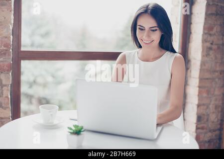 So einfach! Unbeschwert arbeitet freiberufliches Mädchen mit ihrem Laptop aus einem netten Café mit leichtem Design Stockfoto