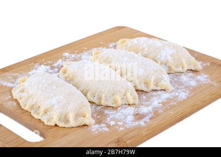 Roher Knödel mit Käse. Zubereitung Knödel auf einem Holzbrett Stockfoto