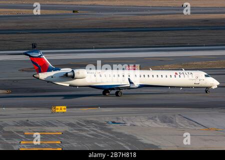 New York, USA - 27. Februar 2020: Flugzeug der Delta Air Lines Bombardier CRJ-900 am Flughafen New York John F. Kennedy (JFK) in den USA. Bombardier ist ein Stockfoto