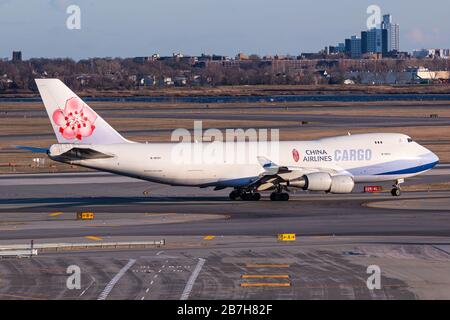 New York, USA - 27. Februar 2020: China Airlines Cargo Boeing 747 Flugzeug auf dem New Yorker John F. Kennedy Airport (JFK) in den USA. Boeing ist ein Flugverrücker Stockfoto