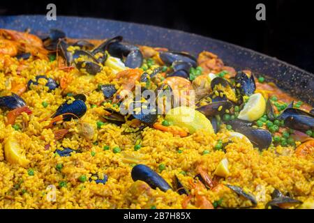 Eine große Pfanne Fisch und Meeresfrüchte zum Verkauf auf einem Marktstand in Großbritannien Stockfoto