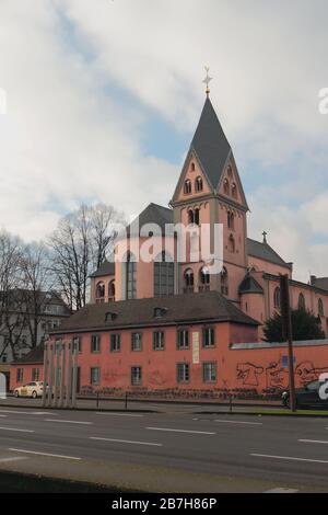 Köln, Deutschland - 07. Januar 2020: Katholische Kirche und Straße Stockfoto