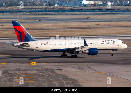 New York, USA - 27. Februar 2020: Flugzeug Delta Air Lines Boeing 757 am Flughafen New York John F. Kennedy (JFK) in den USA. Boeing ist ein Flugzeugmann Stockfoto