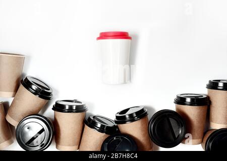 Zero Waste Concept wiederverwendbare Öko-Kaffeetasse im Vergleich zu mehreren Ein-Karton-Tassen Stockfoto