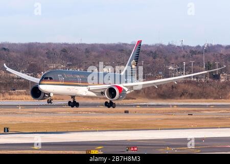 New York, USA - 27. Februar 2020: Royal Jordanian Boeing 787 Dreamliner Airplane at New York John F. Kennedy Airport (JFK) in den USA. Boeing ist ein A. Stockfoto