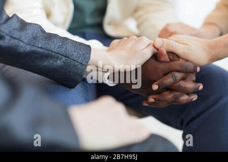 Nahaufnahme von Menschen, die die Hände halten und sich in der Psychologieunterstützungsgruppe beruhigt fühlen, Kopierraum Stockfoto