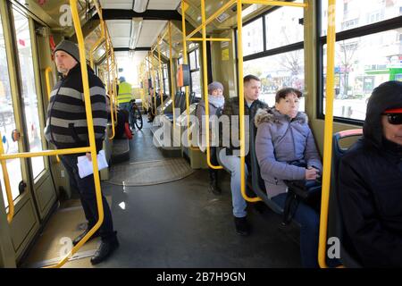 Bukarest, Rumänien. März 2020. Am 16. März 2020 fahren die Menschen mit der Straßenbahn Nr. 1 in Bukarest, Rumänien. Der rumänische Präsident Klaus Iohannis hat angekündigt, dass das Land ab Montag in einen Notstaat eintreten wird, um sicherzustellen, dass die Regierung alle Mittel zur Bekämpfung der COVID-19-Epidemie einsetzt. Kredit: Gabriel Petrescu/Xinhua/Alamy Live News Stockfoto