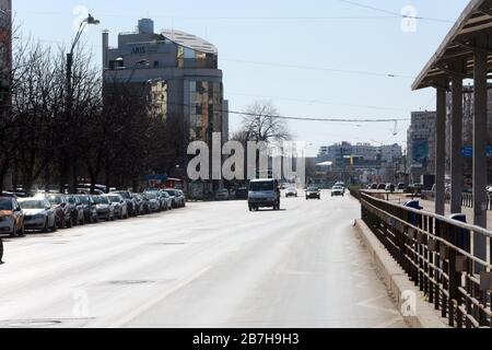 Bukarest, Rumänien. März 2020. Autos fahren auf der Mihai Bravu Avenue in Bukarest, Rumänien, 16. März 2020. Der rumänische Präsident Klaus Iohannis hat angekündigt, dass das Land ab Montag in einen Notstaat eintreten wird, um sicherzustellen, dass die Regierung alle Mittel zur Bekämpfung der COVID-19-Epidemie einsetzt. Kredit: Gabriel Petrescu/Xinhua/Alamy Live News Stockfoto