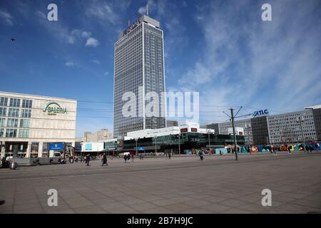 Berlin, Deutschland. März 2020. Am Alexanderplatz im Bezirk Mitte bleiben nur wenige Menschen. Kredit: Wolfgang Kumm / dpa / Alamy Live News Stockfoto