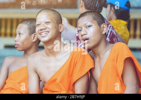 KANCHANABURI-THAILAND, 17.2019: Unidentifizierte Novizen sitzen und warten auf die Wassergießfeier auf dem Songkra-Festival am 17. april im Tempel. Stockfoto