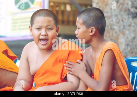 KANCHANABURI-THAILAND, 17.2019: Unidentifizierte Novizen sitzen und warten auf die Wassergießfeier auf dem Songkra-Festival am 17. april im Tempel. Stockfoto