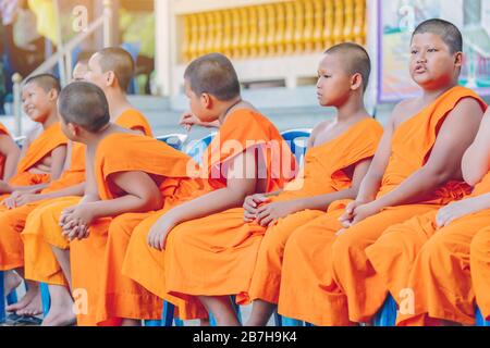 KANCHANABURI-THAILAND, 17.2019: Unidentifizierte Novizen sitzen und warten auf die Wassergießfeier auf dem Songkra-Festival am 17. april im Tempel. Stockfoto