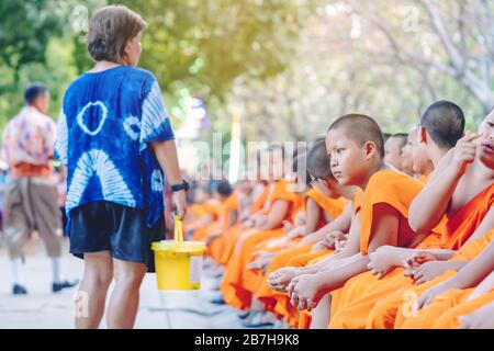 KANCHANABURI-THAILAND, 17.2019: Unidentifizierte Novizen sitzen und warten auf die Wassergießfeier auf dem Songkra-Festival am 17. april im Tempel. Stockfoto