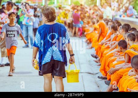 KANCHANABURI-THAILAND, 17.2019: Buddhistische Neuling Bewässerungsfeier für Songkra-Festival im buddhistischen Tempel am 17. april 2019 in Kanchanaburi, Th Stockfoto