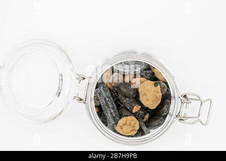 Gesalzene Liqourice-Auswahl und Mischung in Glasbecher Stockfoto