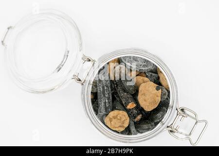 Gesalzene Liqourice-Auswahl und Mischung in Glasbecher Stockfoto