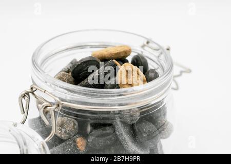 Gesalzene Liqourice-Auswahl und Mischung in Glasbecher Stockfoto