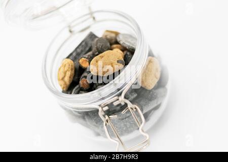 Gesalzene Liqourice-Auswahl und Mischung in Glasbecher Stockfoto