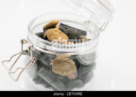 Gesalzene Liqourice-Auswahl und Mischung in Glasbecher Stockfoto