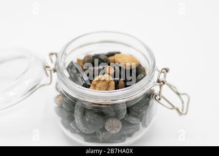 Gesalzene Liqourice-Auswahl und Mischung in Glasbecher Stockfoto