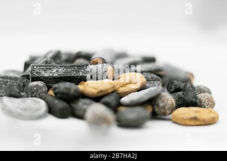 Gesalzene Liqourice-Auswahl und Mischung in Glasbecher Stockfoto